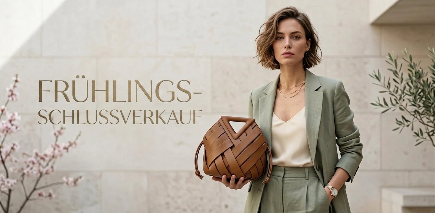 Woman holding a woven brown bag in an outdoor setting with text 'Frühlings-Schlussverkauf' on a light-colored wall.